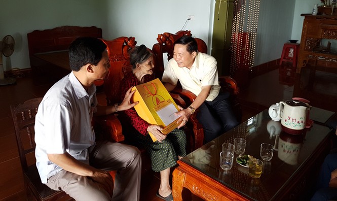 Báo Tiền Phong, Tập đoàn Cienco4 trao quà cho mẹ Việt Nam Anh hùng - ảnh 2