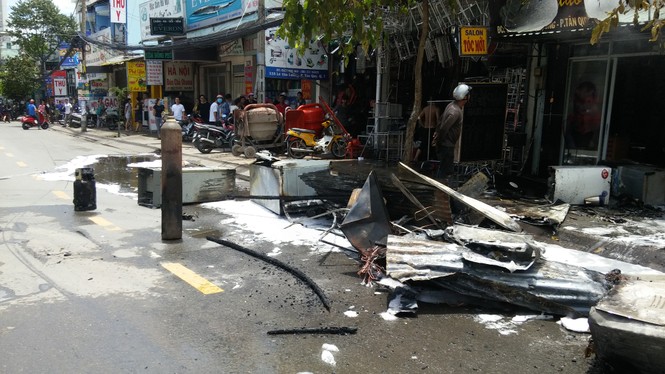Ba cửa hàng ở Sài Gòn bốc cháy ngùn ngụt vào giữa trưa - ảnh 1