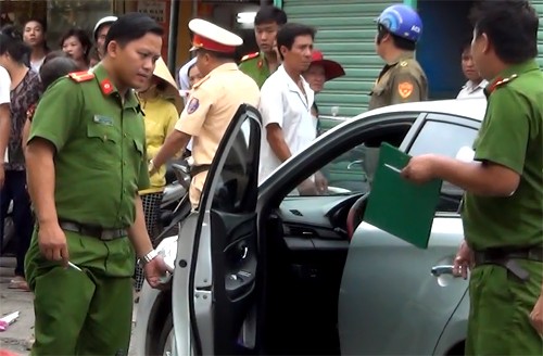 Tài xế mở cửa ôtô thiếu quan sát, cô gái tử vong - ảnh 1