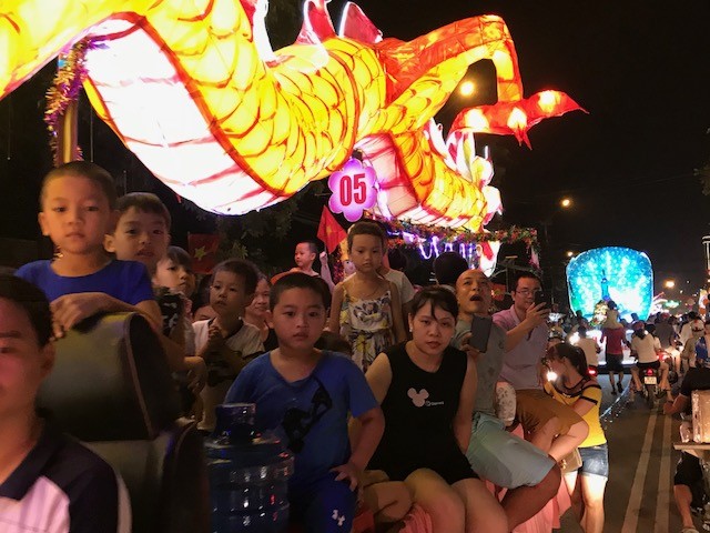 Rực rỡ đêm hội Trung thu thành Tuyên - ảnh 13