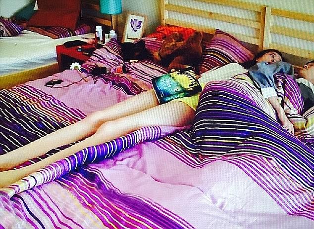 Chị em tạo dáng, đọ chân dài với tuyệt chiêu đóng cốp xe bằng chân - ảnh 6