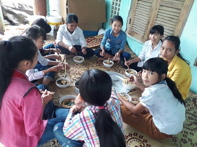 Bí thư đoàn xã cưu mang 16 học sinh trong ngày bão lũ - ảnh 1