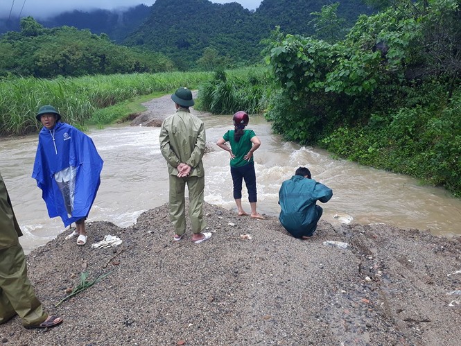 Bí thư đoàn xã cưu mang 16 học sinh trong ngày bão lũ - ảnh 4