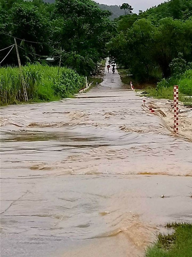 Bí thư đoàn xã cưu mang 16 học sinh trong ngày bão lũ - ảnh 5
