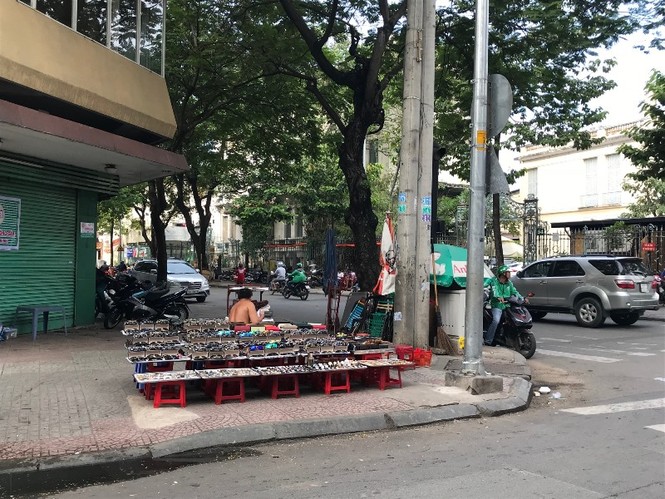 Ông Đoàn Ngọc Hải ít 'xuống đường', vỉa hè trung tâm Sài Gòn ra sao? - ảnh 3
