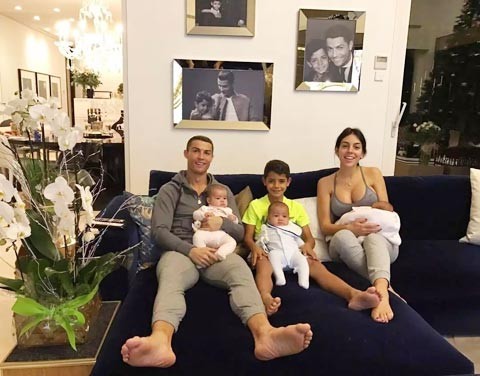 Ronaldo suy sụp khi bạn gái quyết không sinh thêm con - ảnh 1