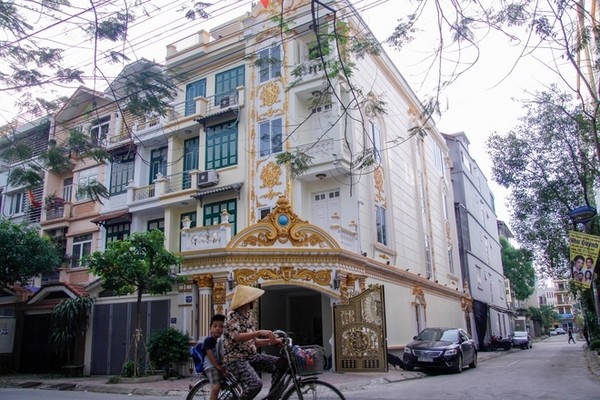 Ngôi biệt thự 2 mặt tiền phủ vàng giữa Hà Nội - ảnh 1