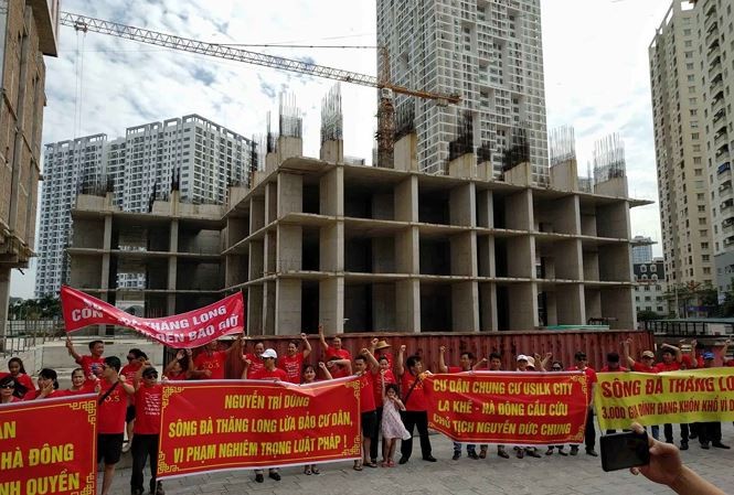 Hà Nội báo cáo vụ hàng trăm khách hàng căng băng rôn đòi nhà - ảnh 4