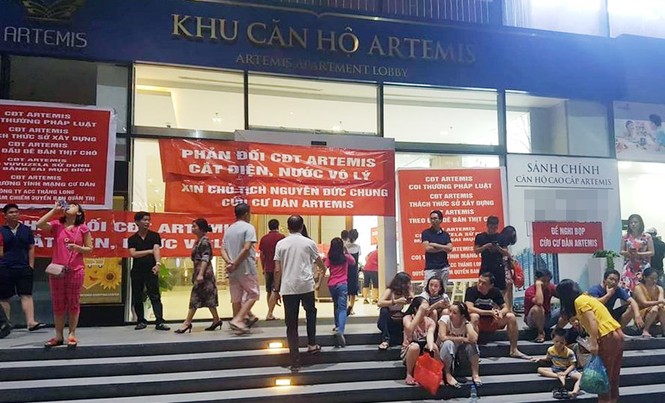 Dân chung cư 5 sao Artemis lại xuống đường băng rôn vì bị cắt... nước - ảnh 1