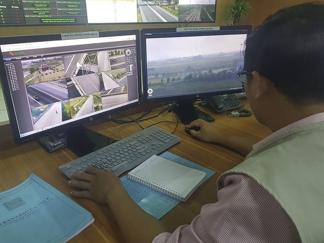 Xe 45 chỗ lật trên cao tốc Hà Nội-Hải Phòng, nhiều người nhập viện - ảnh 1