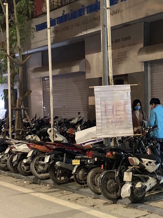 'Bát nháo' dịch vụ trông xe tại trung tâm Hà Nội dịp Tết - ảnh 3