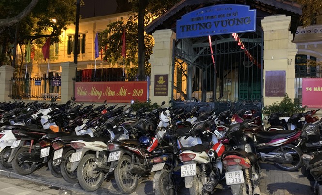 'Bát nháo' dịch vụ trông xe tại trung tâm Hà Nội dịp Tết - ảnh 2