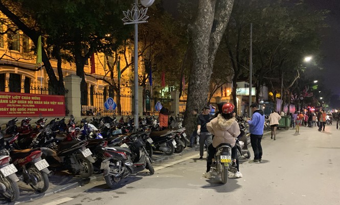 'Bát nháo' dịch vụ trông xe tại trung tâm Hà Nội dịp Tết - ảnh 1