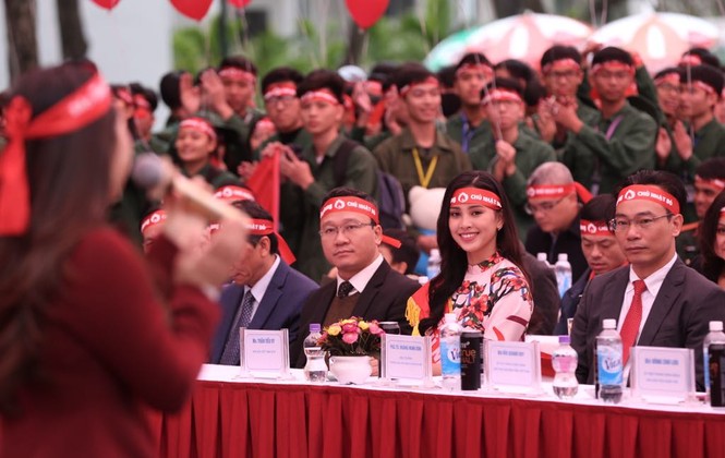 Hoa hậu, người đẹp rạng rỡ trong ngày hội Chủ nhật Đỏ 2019 - ảnh 2