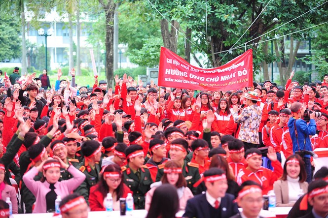 Sắc đỏ phủ kín Đại học Bách Khoa ngày hội hiến máu - ảnh 1