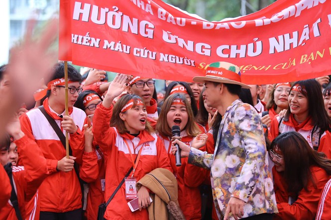 Sắc đỏ phủ kín Đại học Bách Khoa ngày hội hiến máu - ảnh 9