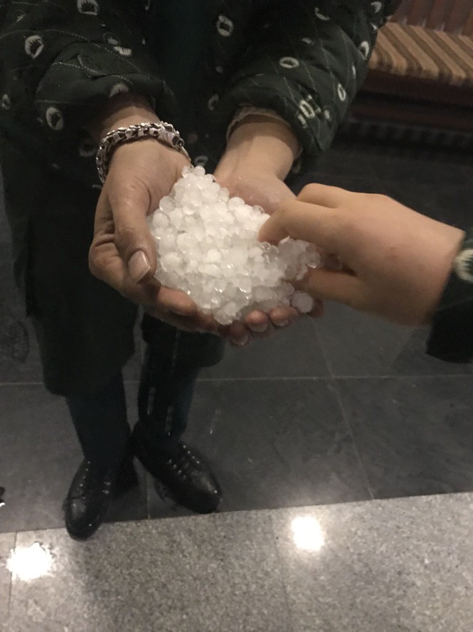 Du khách ngỡ ngàng ngắm băng tuyết phủ trắng đỉnh Fansipan - ảnh 10