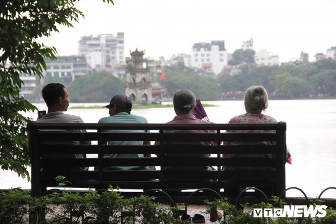 Phố đi bộ Hồ Gươm đặc kín người trong ngày nghỉ lễ giỗ Tổ Hùng Vương - ảnh 8