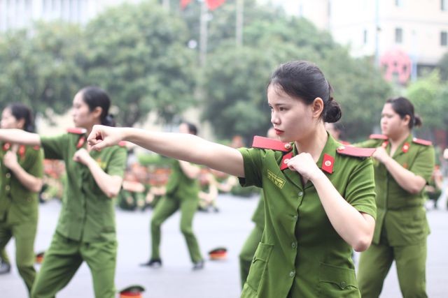 Xem nữ sinh Học viện Cảnh sát đánh võ, gấp chăn màn 'vuông như bánh chưng' - ảnh 3
