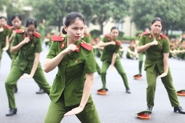 Xem nữ sinh Học viện Cảnh sát đánh võ, gấp chăn màn 'vuông như bánh chưng' - ảnh 4