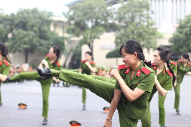 Xem nữ sinh Học viện Cảnh sát đánh võ, gấp chăn màn 'vuông như bánh chưng' - ảnh 5