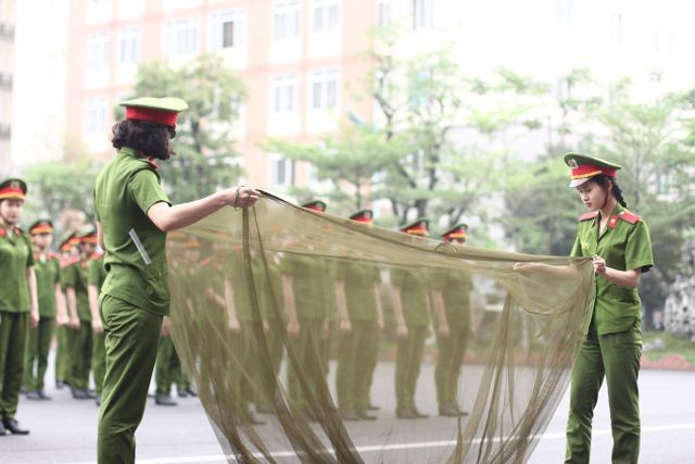 Xem nữ sinh Học viện Cảnh sát đánh võ, gấp chăn màn 'vuông như bánh chưng' - ảnh 7