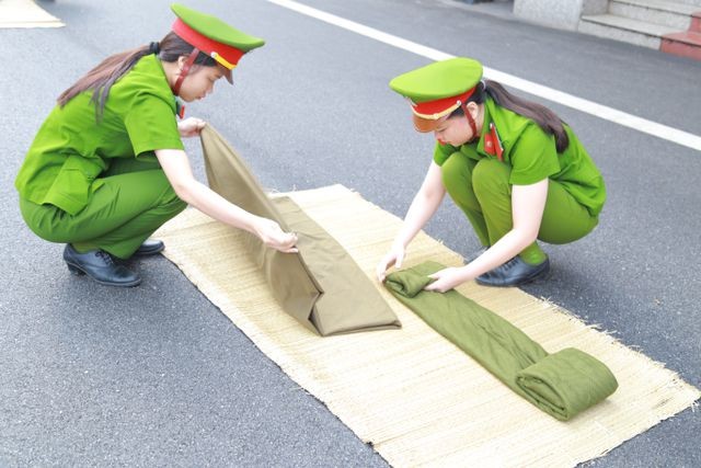 Xem nữ sinh Học viện Cảnh sát đánh võ, gấp chăn màn 'vuông như bánh chưng' - ảnh 9