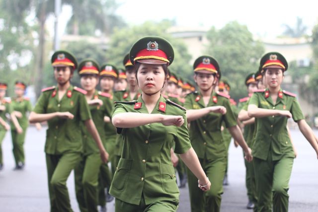 Xem nữ sinh Học viện Cảnh sát đánh võ, gấp chăn màn 'vuông như bánh chưng' - ảnh 1