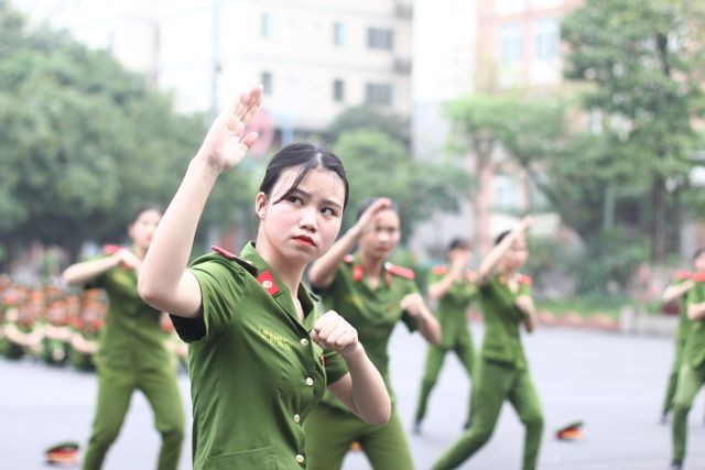 Xem nữ sinh Học viện Cảnh sát đánh võ, gấp chăn màn 'vuông như bánh chưng' - ảnh 2