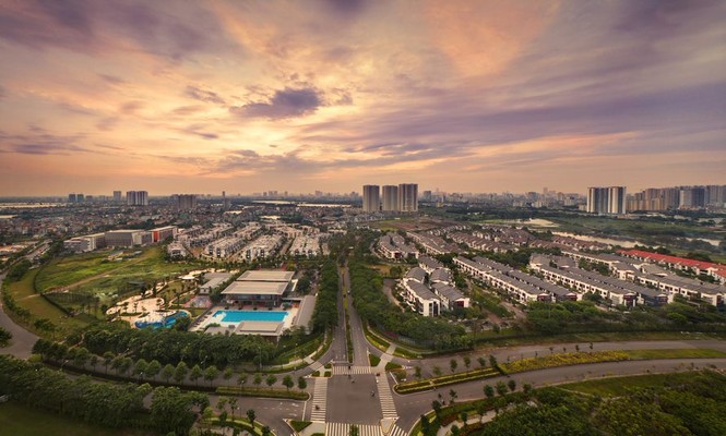 Né không khí ngột ngạt, người dân tìm cách thoát khỏi trung tâm - ảnh 1