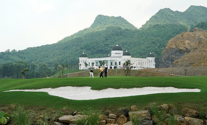 Thanh tra Bộ Xây dựng xử phạt sân golf “khủng” xây dựng trái phép ở Hà Nam - ảnh 1