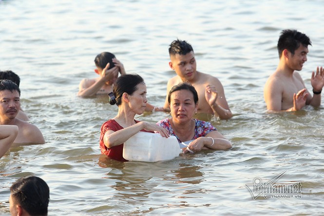 Hà Nội nóng rát, đập Quán Trăn thành bãi biển ngàn người tắm - ảnh 11