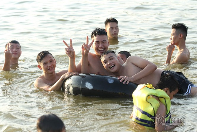 Hà Nội nóng rát, đập Quán Trăn thành bãi biển ngàn người tắm - ảnh 13