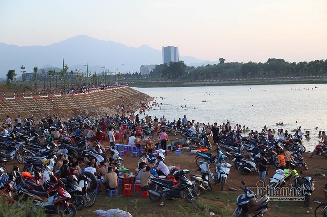 Hà Nội nóng rát, đập Quán Trăn thành bãi biển ngàn người tắm - ảnh 16