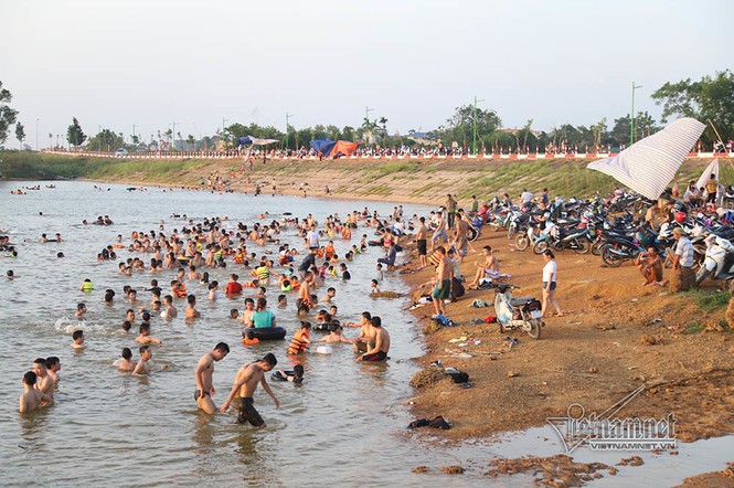 Hà Nội nóng rát, đập Quán Trăn thành bãi biển ngàn người tắm - ảnh 2