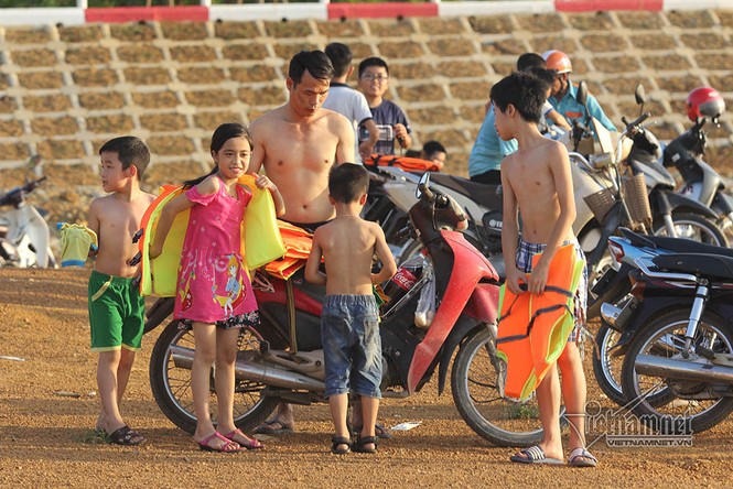 Hà Nội nóng rát, đập Quán Trăn thành bãi biển ngàn người tắm - ảnh 3