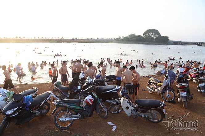 Hà Nội nóng rát, đập Quán Trăn thành bãi biển ngàn người tắm - ảnh 5