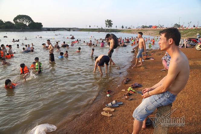 Hà Nội nóng rát, đập Quán Trăn thành bãi biển ngàn người tắm - ảnh 6