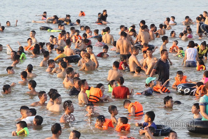 Hà Nội nóng rát, đập Quán Trăn thành bãi biển ngàn người tắm - ảnh 7