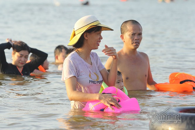 Hà Nội nóng rát, đập Quán Trăn thành bãi biển ngàn người tắm - ảnh 9