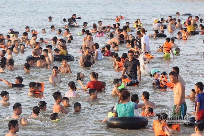 Hà Nội nóng rát, đập Quán Trăn thành bãi biển ngàn người tắm - ảnh 1