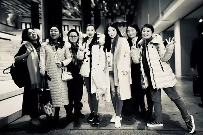 7 người phụ nữ Quảng Châu đã gặp nhau trong một công ty 10 năm trước. Vì có cùng nền tảng gia đình, chung sở thích nên họ nhanh chóng kết thành tỷ muội và muốn chung sống tuổi già cùng nhau, sau 20 năm nữa.