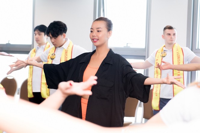 Siêu mẫu Lại Thanh Hương đạo diễn Catwalk cho thí sinh Ms&Mr Asia Business 2019 - ảnh 2