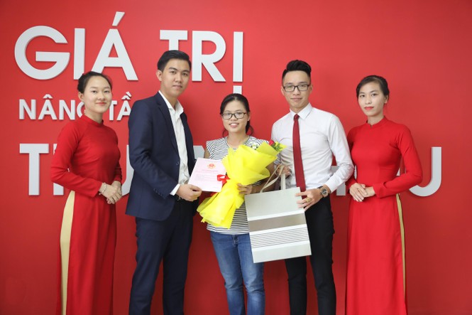 Địa ốc Đất Việt trao sổ cho khách hàng tại Dự án Khu dân cư An Ngãi - ảnh 1