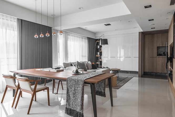 Nhà hẹp vẫn sang trọng và rộng rãi nhờ tủ âm tường bằng gỗ kính - ảnh 5