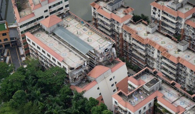 Sau tiếng động lớn, chung cư 30 tuổi bật móng nghiêng ngả - ảnh 1