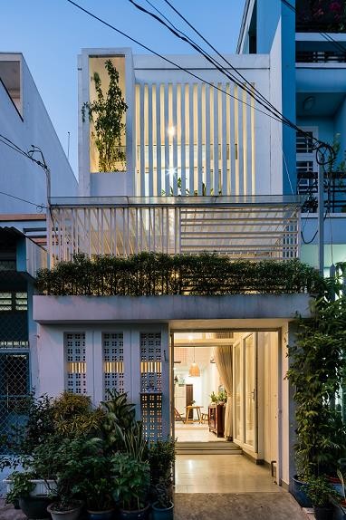 Ngôi nhà nằm sâu trong hẻm ở Sài Gòn đẹp ngỡ ngàng - ảnh 1