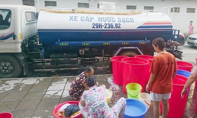 Dân chung cư cao cấp mang xô, chậu xếp hàng chờ mua nước - ảnh 2