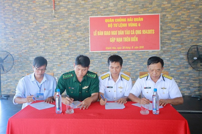 Cứu thành công 31 ngư dân Quảng Ngãi gặp nạn giữa Trường Sa - ảnh 2