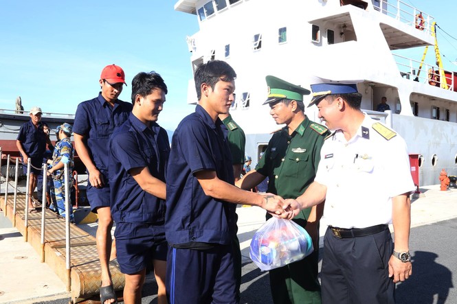 Cứu thành công 31 ngư dân Quảng Ngãi gặp nạn giữa Trường Sa - ảnh 1